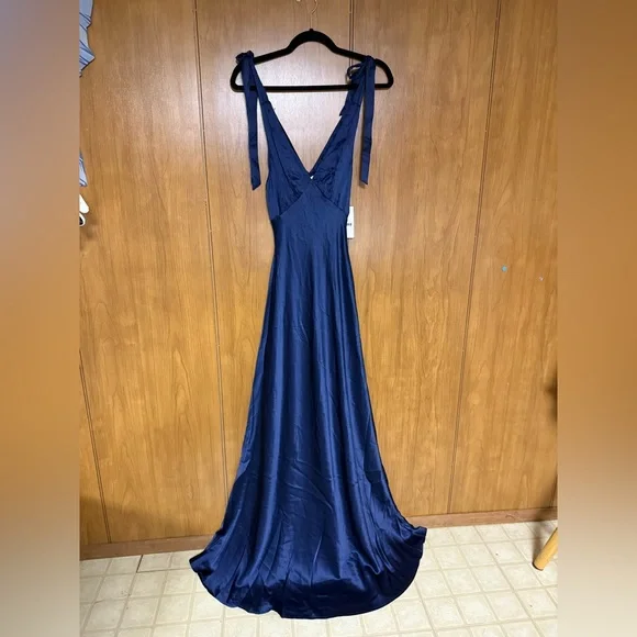 Reformation Pernille Silk Dress
$398
Navy - Picture 2 of 5